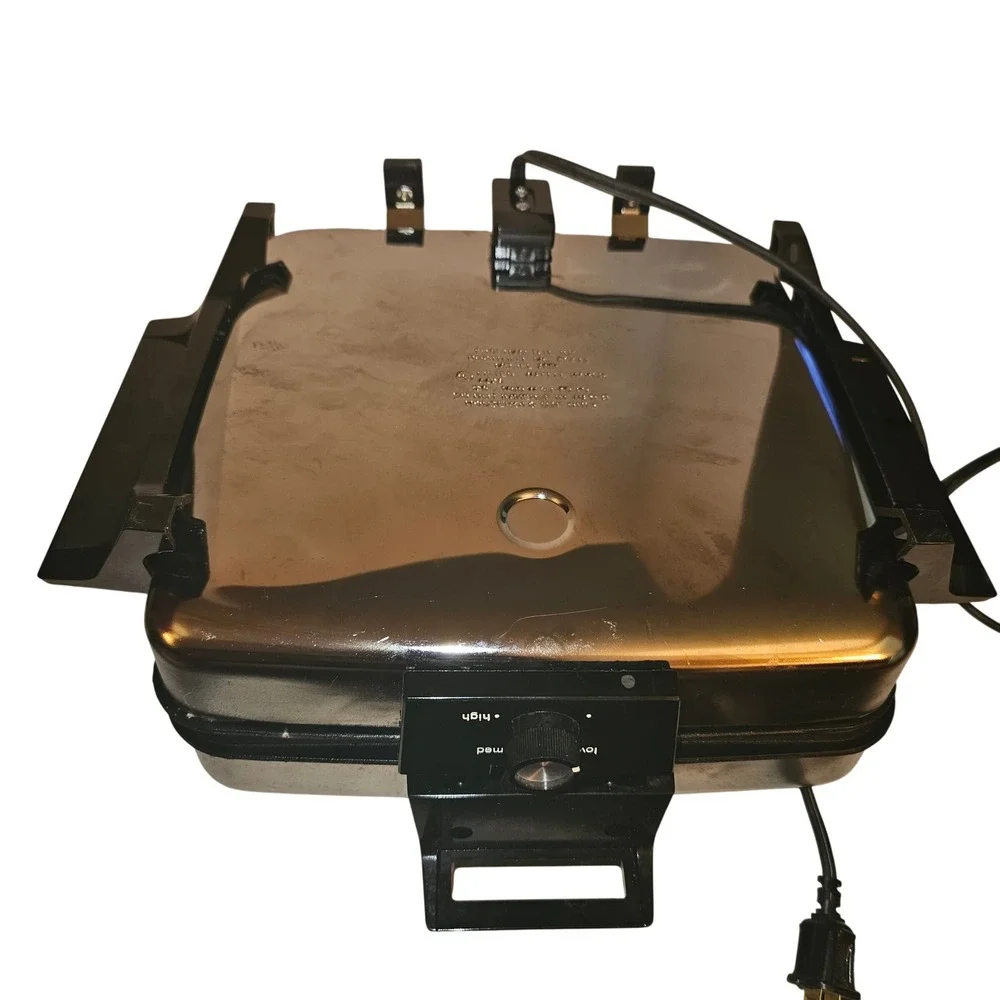 Toastmaster 269C‎ Waffle Baker Square 4-Slice Stainless Steel Adjustable 1400W